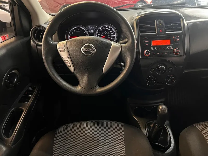 Nissan Versa Branco