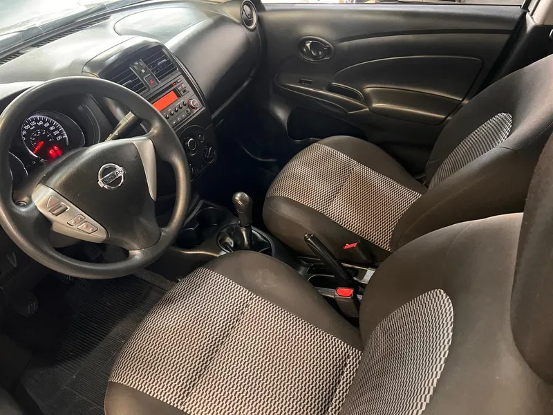 Nissan Versa Branco