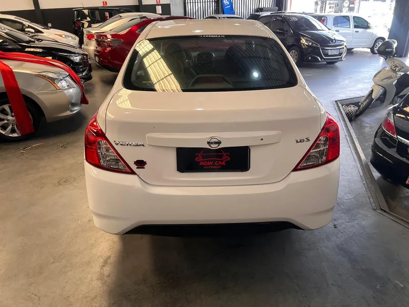 Nissan Versa Branco