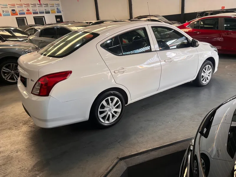Nissan Versa Branco