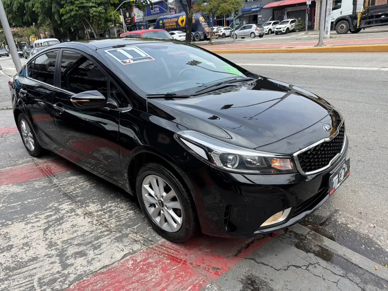Kia Cerato Preto