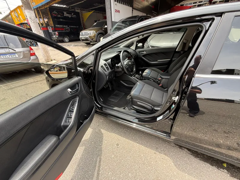 Kia Cerato Preto