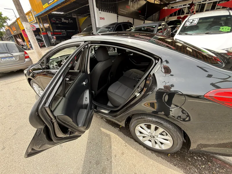 Kia Cerato Preto