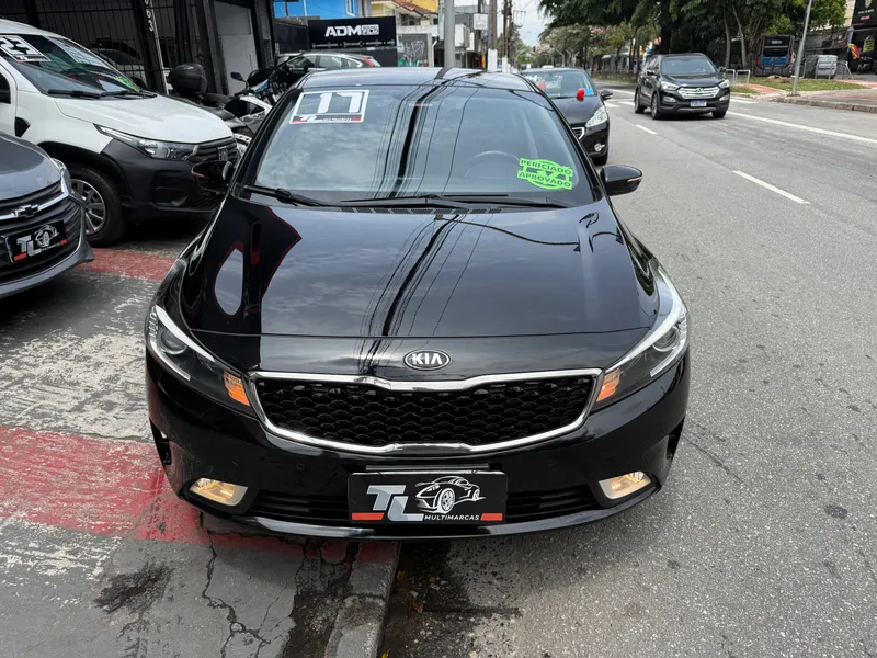 Kia Cerato Preto