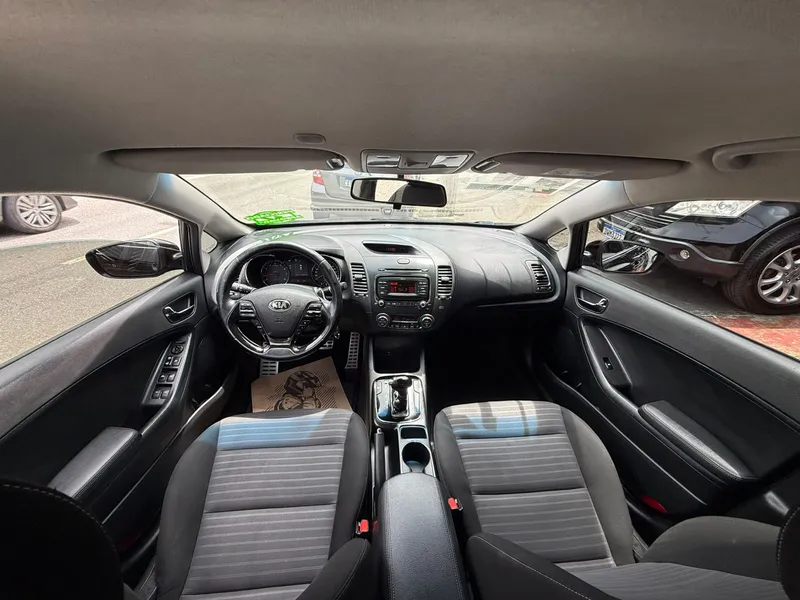 Kia Cerato Preto