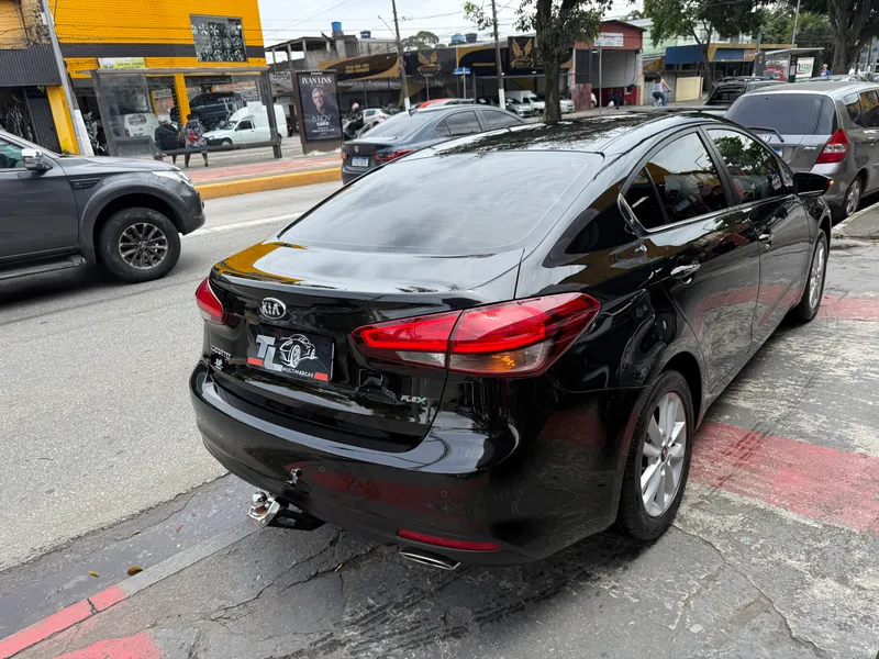 Kia Cerato Preto
