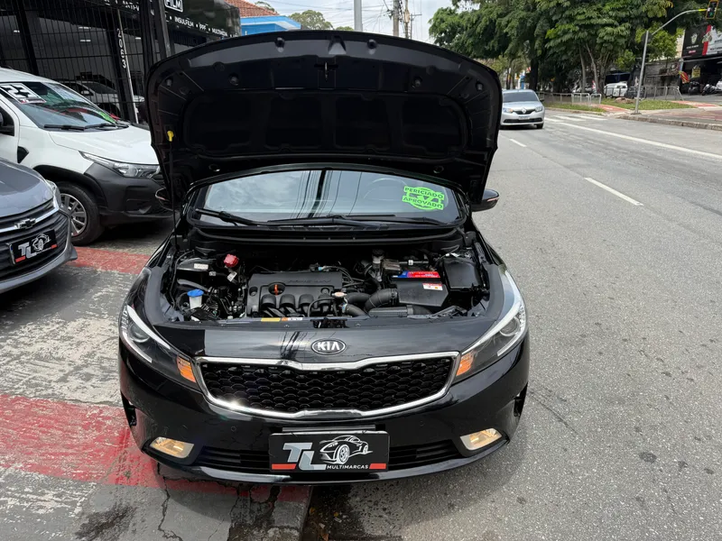 Kia Cerato Preto