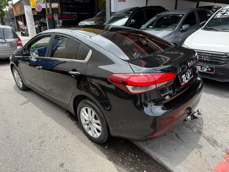 Kia Cerato Preto