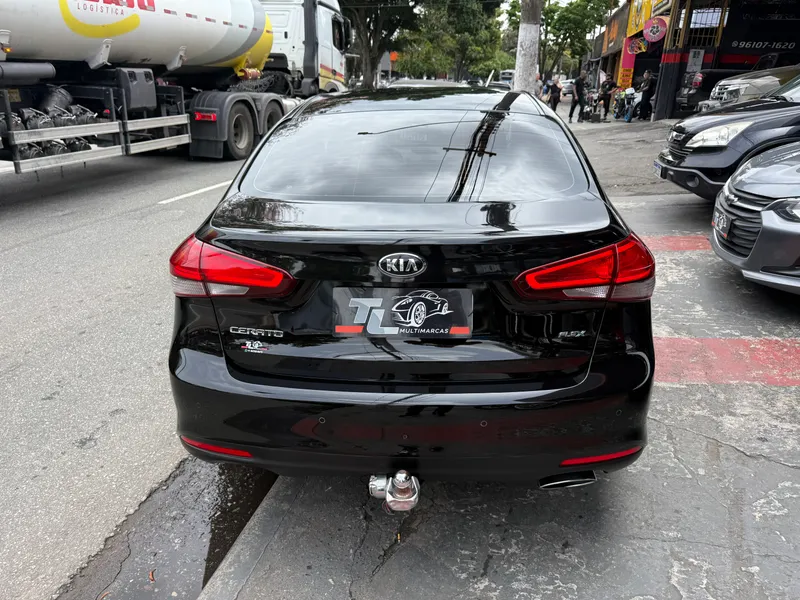 Kia Cerato Preto