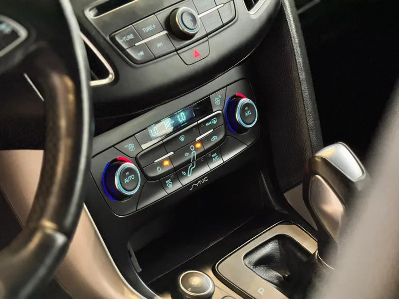 Ford Focus Hatch Preto