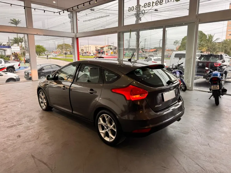 Ford Focus Hatch Preto