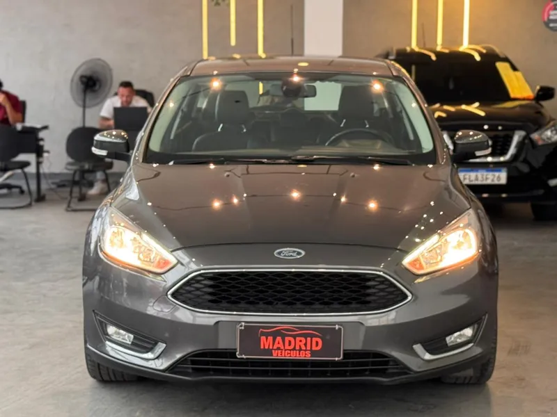 Ford Focus Hatch Preto