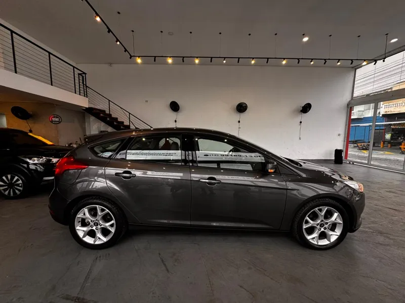 Ford Focus Hatch Preto