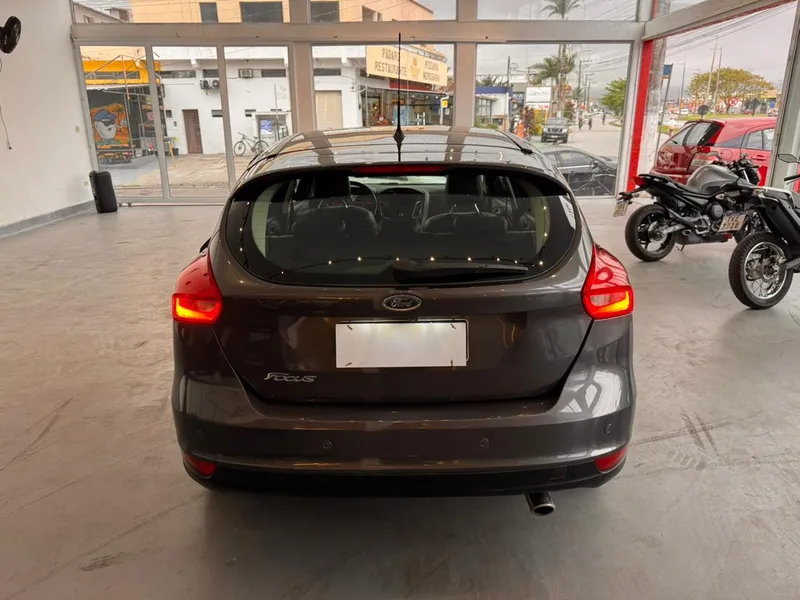 Ford Focus Hatch Preto