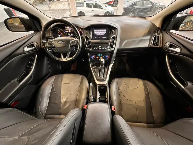 Ford Focus Hatch Preto