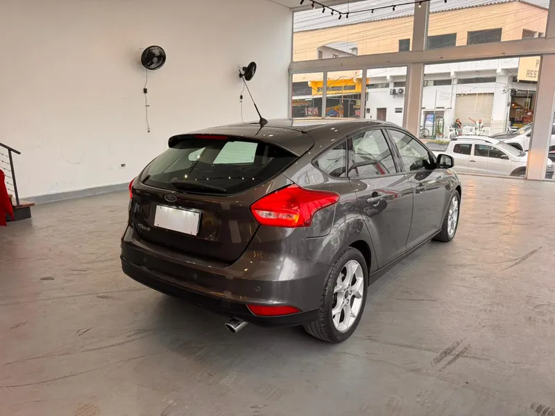 Ford Focus Hatch Preto