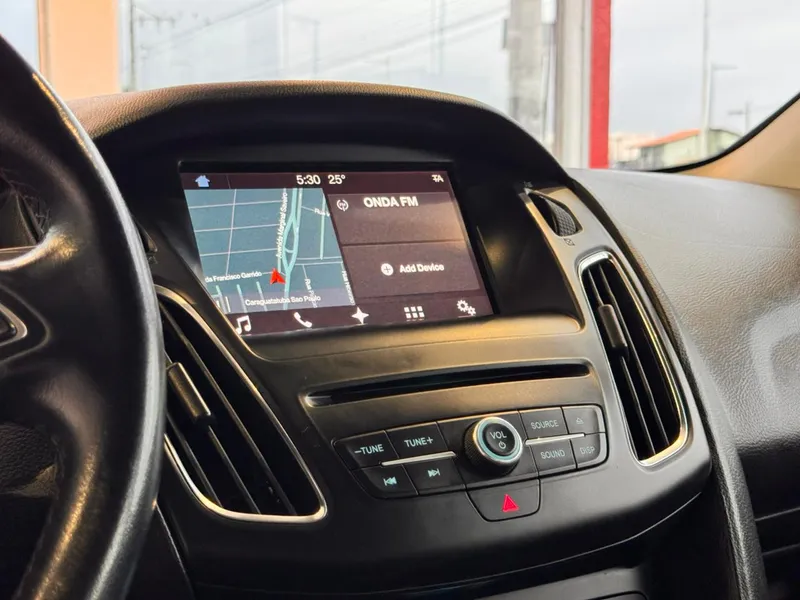 Ford Focus Hatch Preto