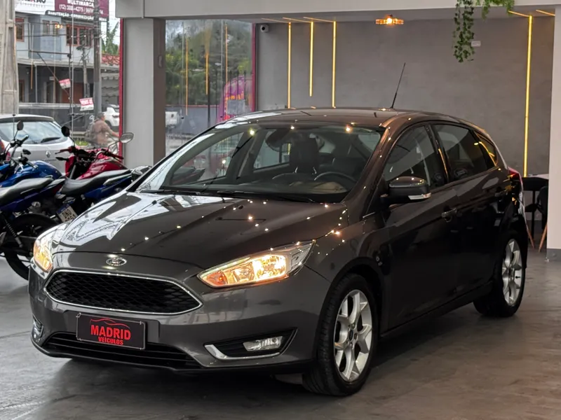 Ford Focus Hatch Preto