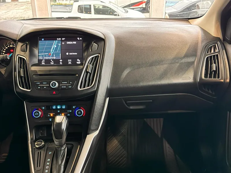 Ford Focus Hatch Preto