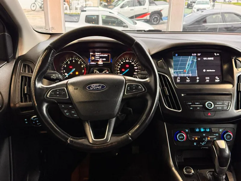 Ford Focus Hatch Preto