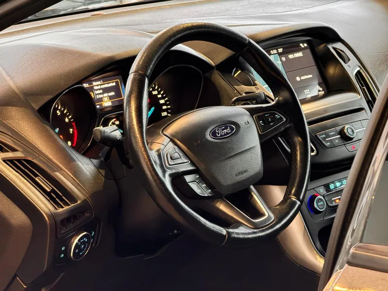 Ford Focus Hatch Preto