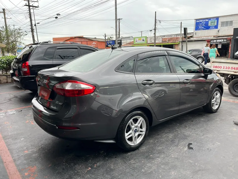 Ford Fiesta Sedan Cinza