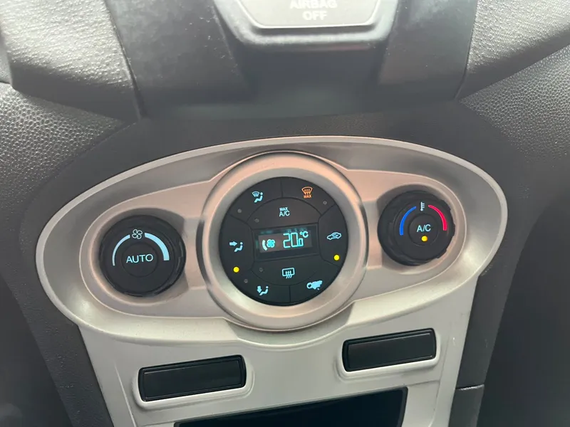 Ford Fiesta Sedan Cinza