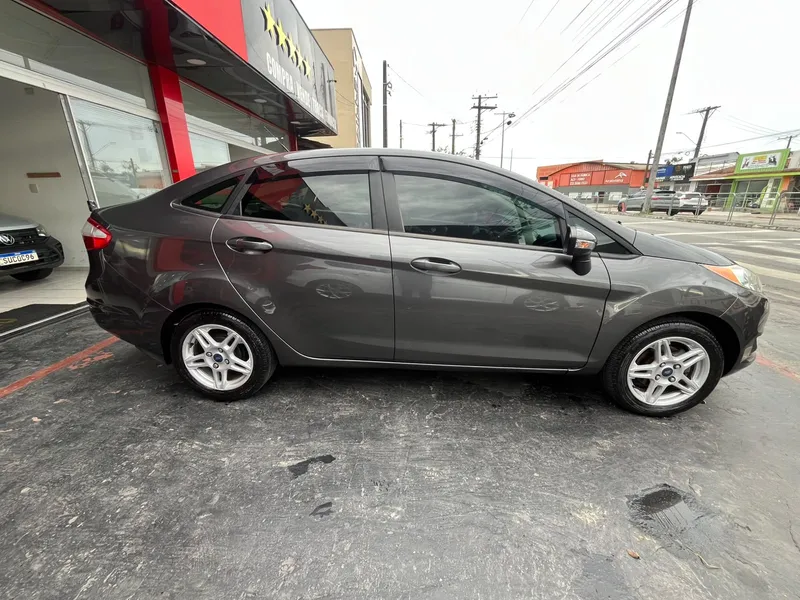 Ford Fiesta Sedan Cinza