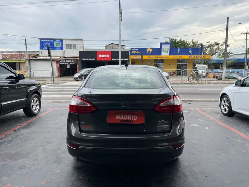 Ford Fiesta Sedan Cinza