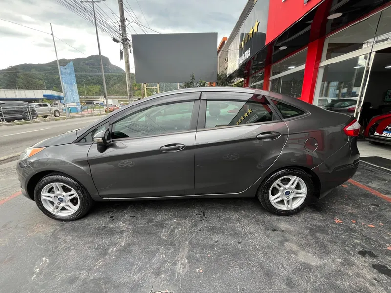 Ford Fiesta Sedan Cinza