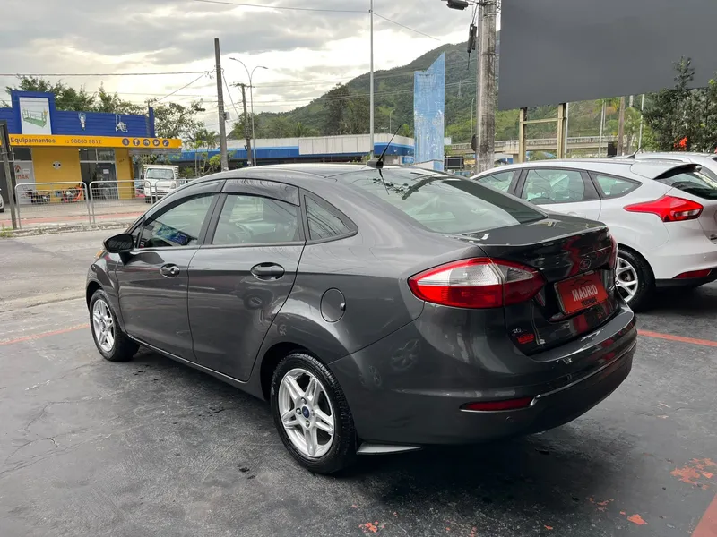 Ford Fiesta Sedan Cinza