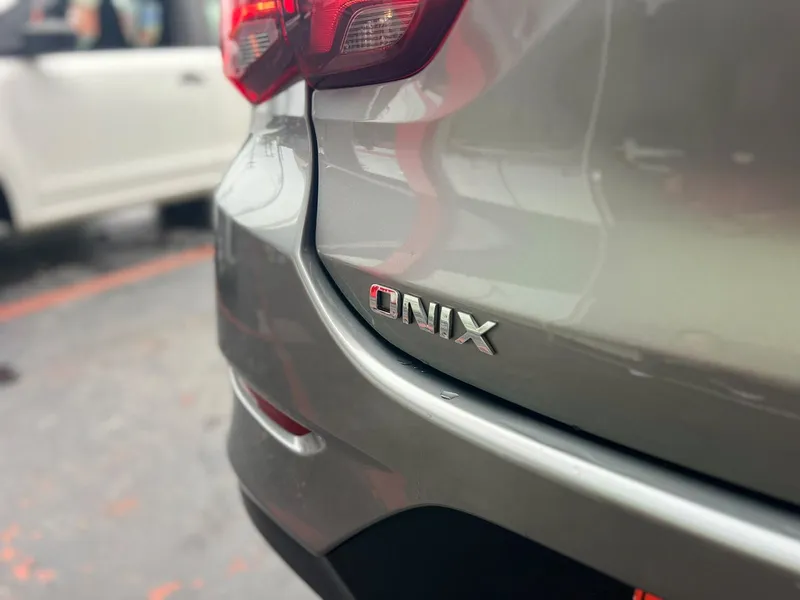 Chevrolet Onix Sedan Cinza