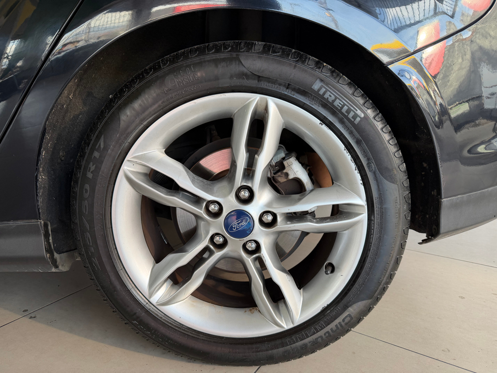 Ford Focus Preto