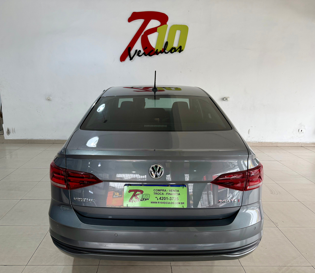 Volkswagen Virtus Cinza