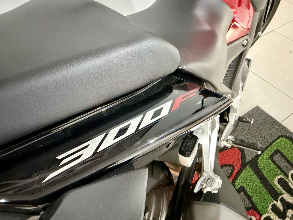 Honda CB 300F Vermelho