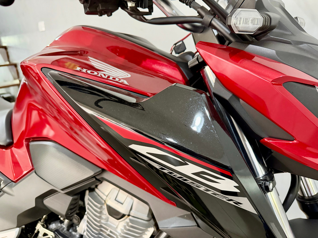 Honda CB 300F Vermelho