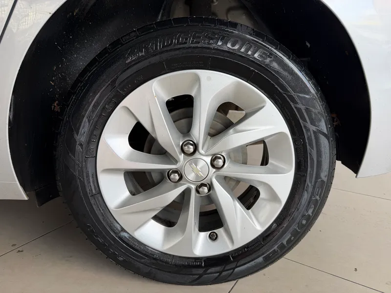 Chevrolet Onix Prata
