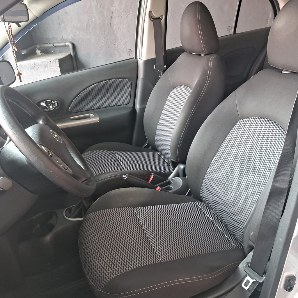 Nissan March Prata