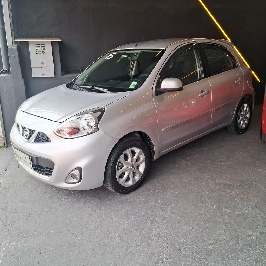 Nissan March Prata