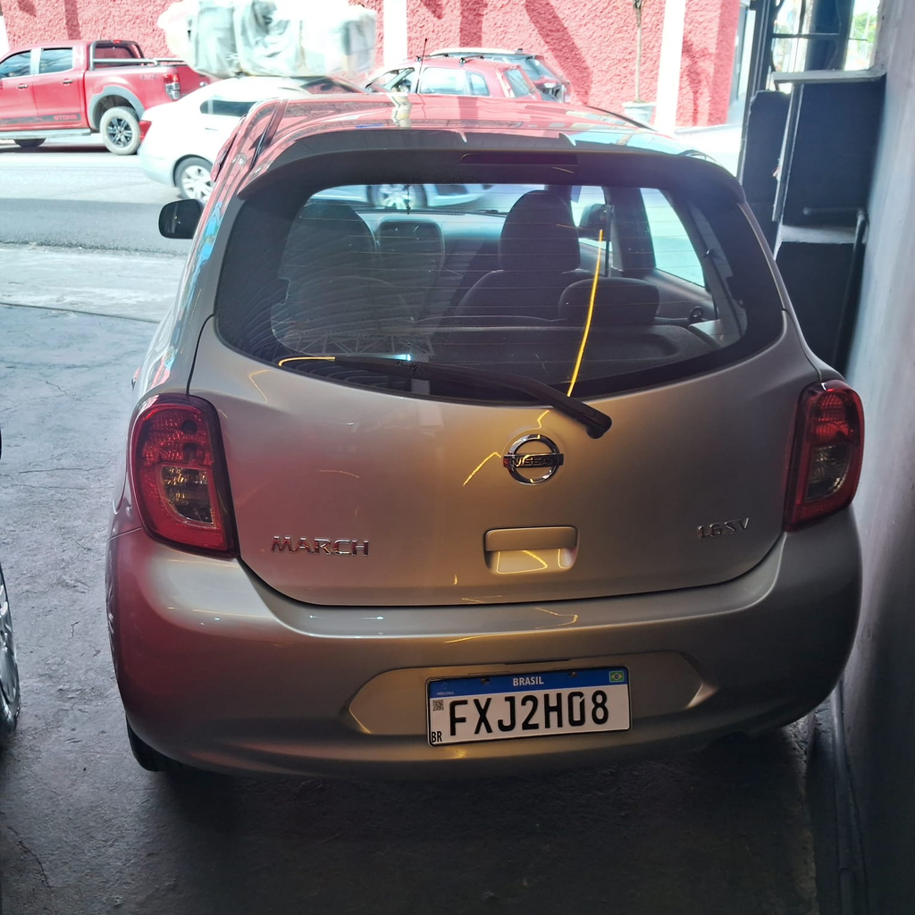 Nissan March Prata