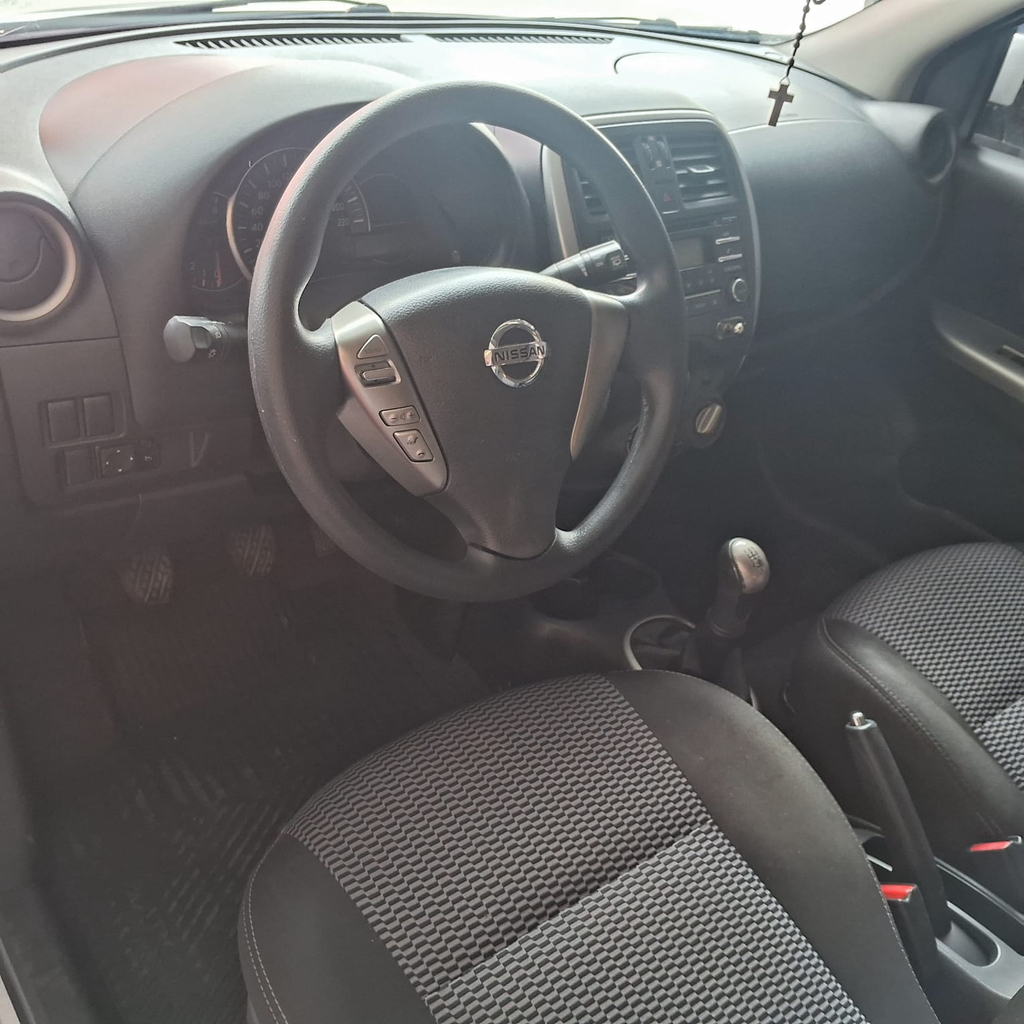 Nissan March Prata