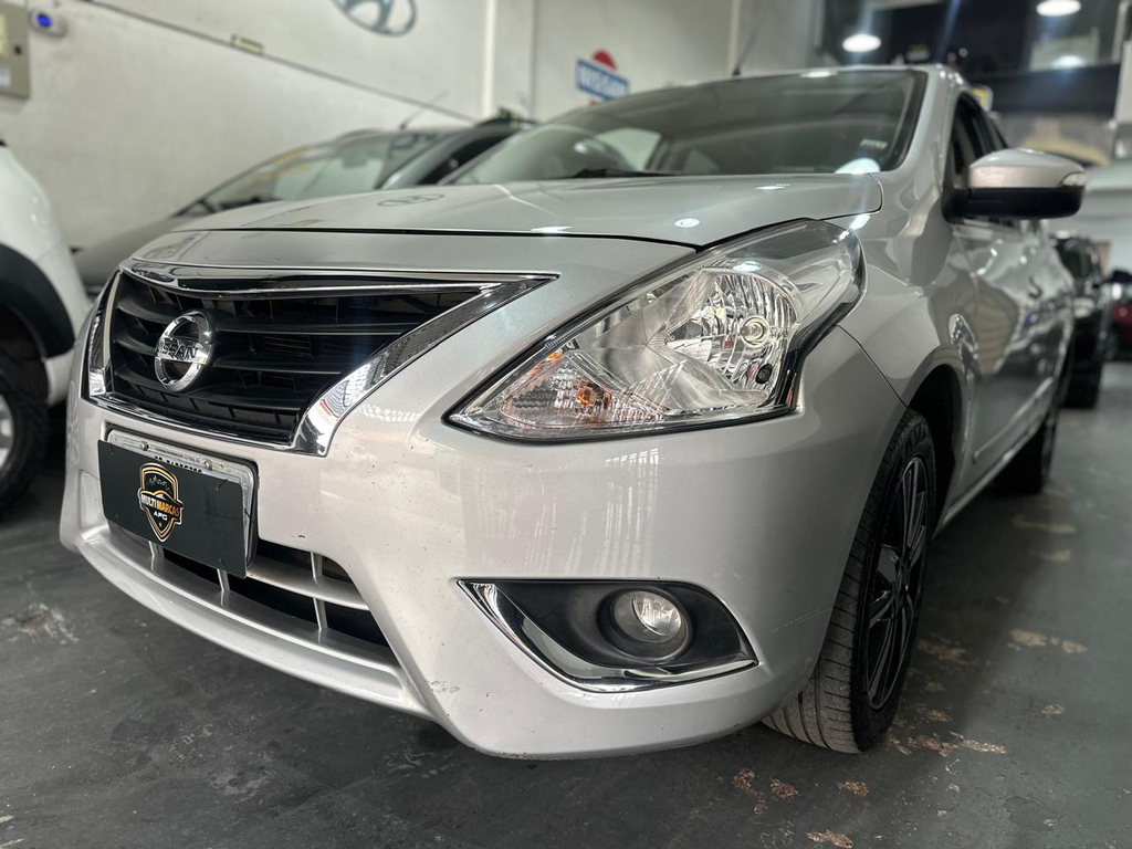 Nissan Versa Prata