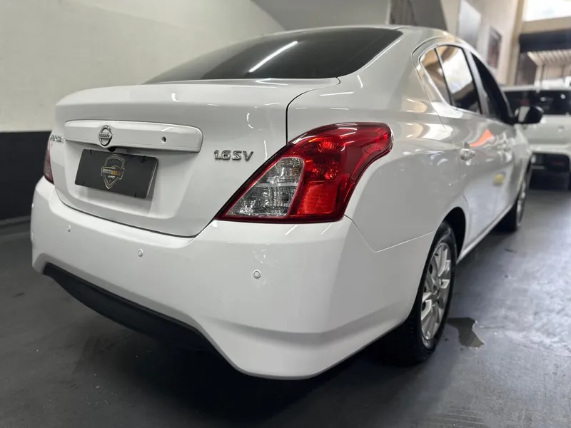 Nissan Versa Branco