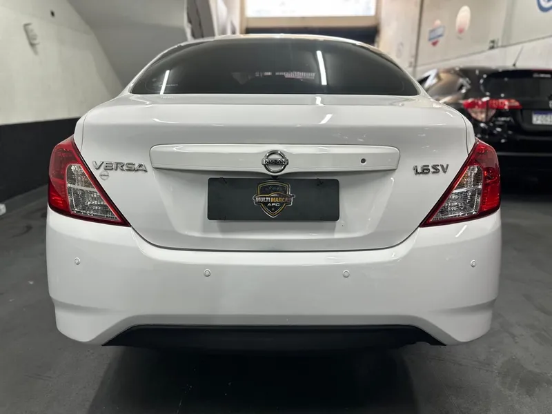 Nissan Versa Branco