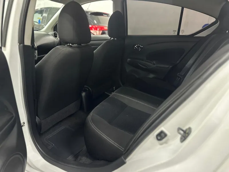 Nissan Versa Branco