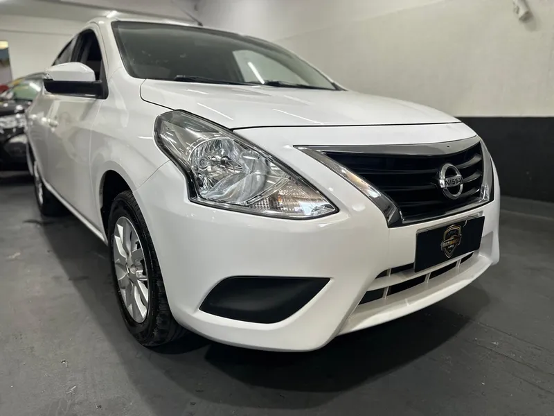 Nissan Versa Branco