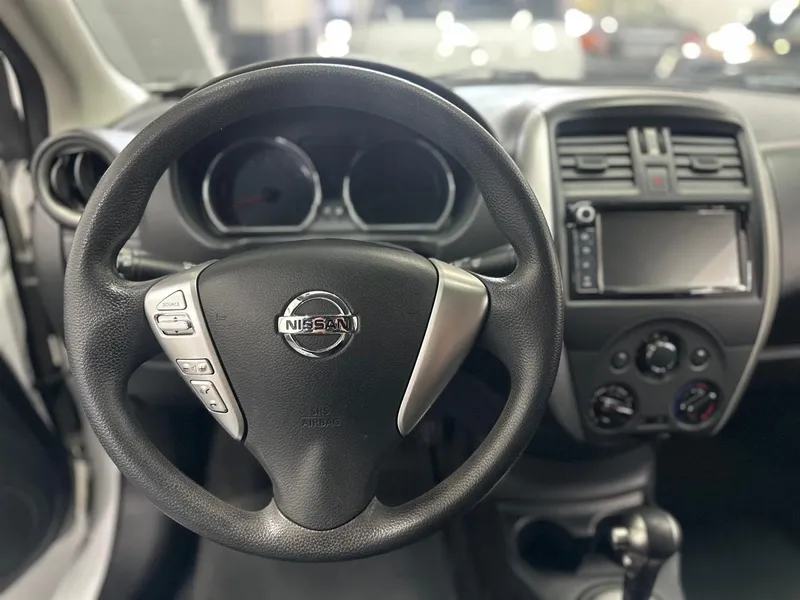 Nissan Versa Branco
