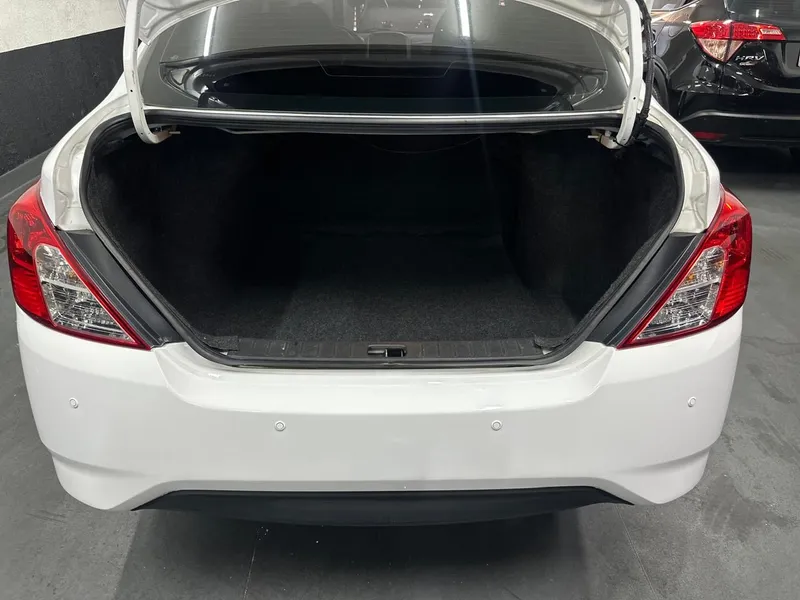Nissan Versa Branco