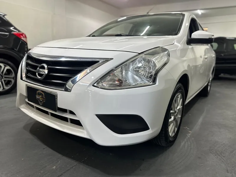 Nissan Versa Branco