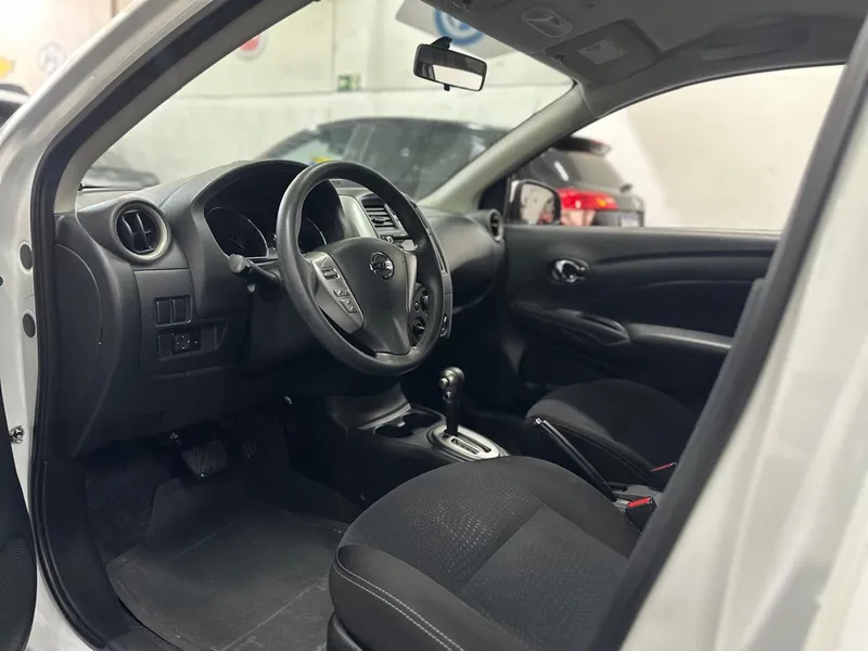 Nissan Versa Branco